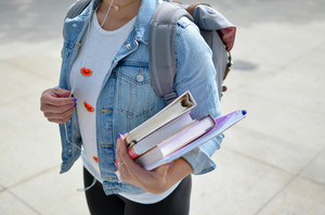 Studierende mit Büchern